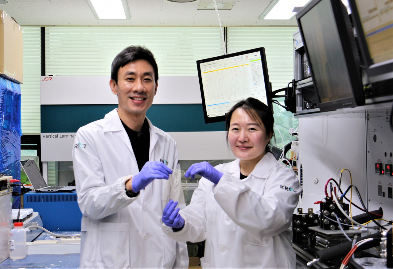 김태호(왼쪽) 박사와 안수민 박사연구원이 개발한 전해질막 소재를 들어보이고 있다.[한국화학연구원 제공]