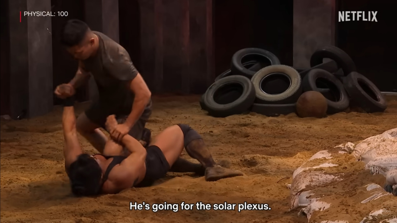 Screenshot image shows one-on-one match between bodybuilder Kim Chun-ri and mixed martial arts fighter Park Hyung-geun. (Netflix)