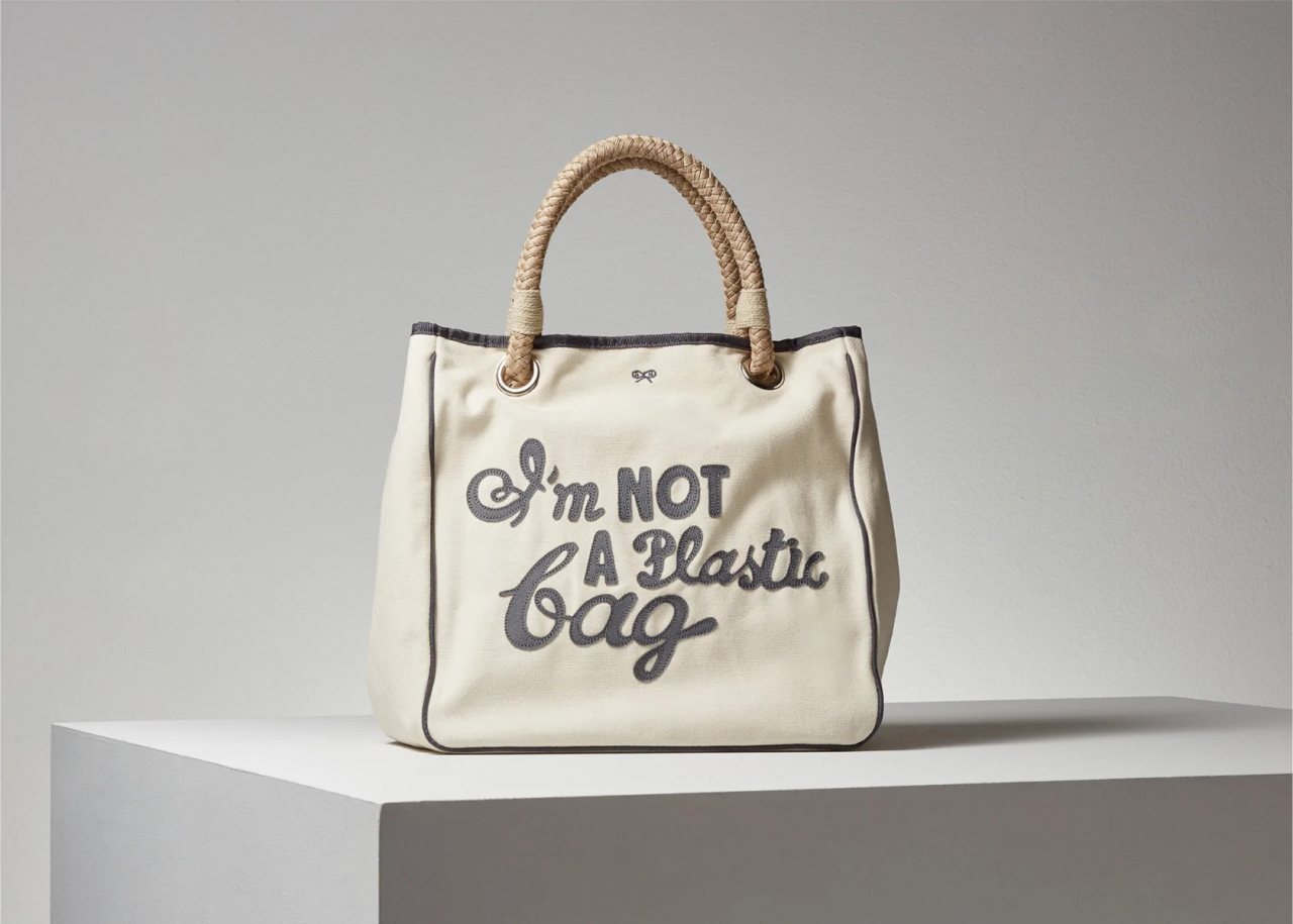 에코백의 시초로 꼽히는 아냐힌드마치의 ‘나는 비닐가방이 아니다(I’m Not A Plastic Bag)’. [아냐힌드마치 홈페이지]