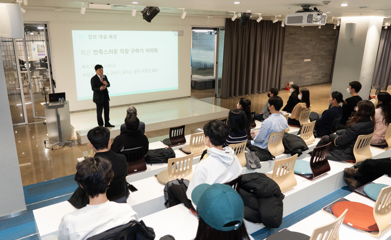 정만기 무협 부회장이 고립·은둔 청년 및 장기 미취업자 등 청장년을 대상으로 한 '청장년 이커머스(전자상거래) 창업스쿨' 수강생들에게 특강을 진행하고 있다. [무협 제공]