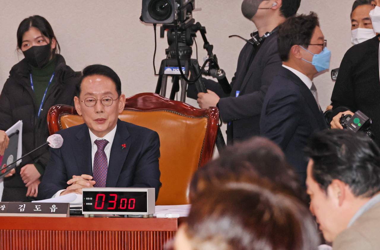 16일 오후 국회 법제사법위원회 전체회의에서 박범계 의원 등 더불어민주당 위원들이 김도읍 위원장에게 항의하며 회의장을 나서고 있다. [연합]