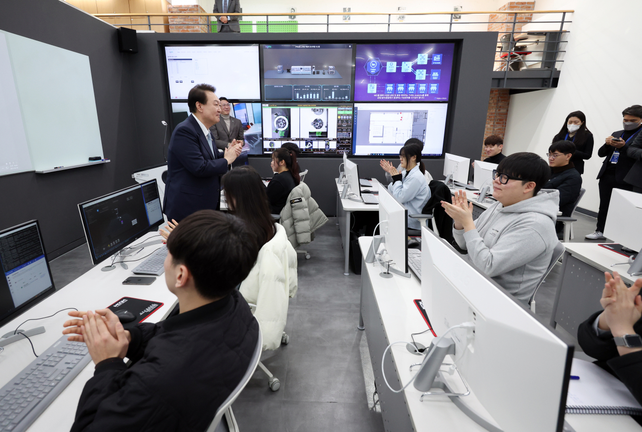 윤석열 대통령이 1일 경상북도 구미시 금오공과대학교에서 열린 제1차 인재양성전략회의에 참석에 앞서 재학생·재직자의 직무훈련을 참관하며 인사말 뒤 박수받고 있다. [연합]