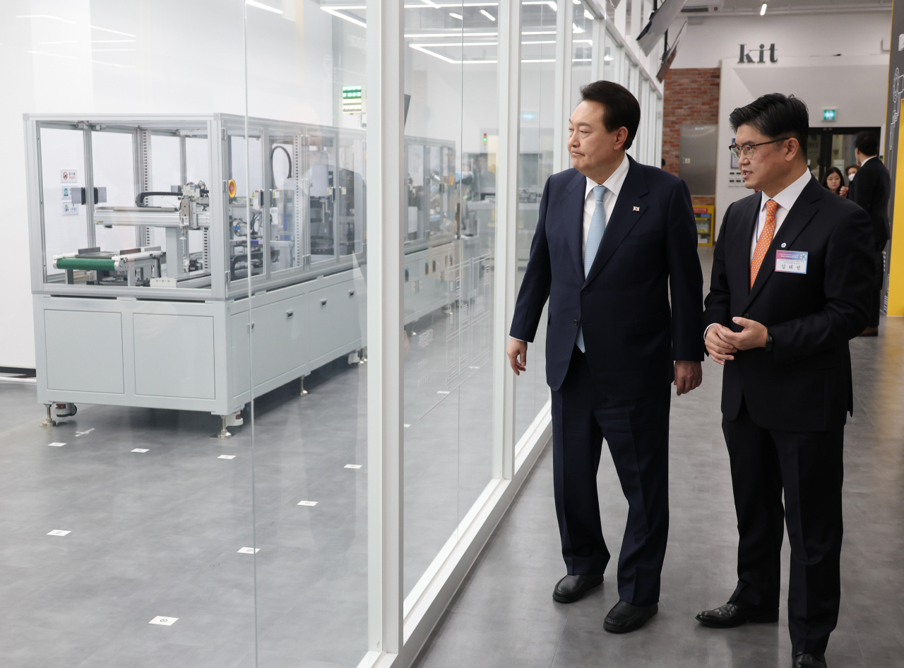 윤석열 대통령이 1일 경상북도 구미시 금오공과대학교에서 열린 제1차 인재양성전략회의에 참석에 앞서 구미국가산업단지 스마트팩토리 모니터링시스템을 살펴보고 있다. [연합]
