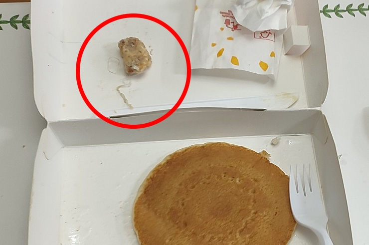 A piece of yarn is found in a McMorning combo on Jan. 25. (Yonhap)