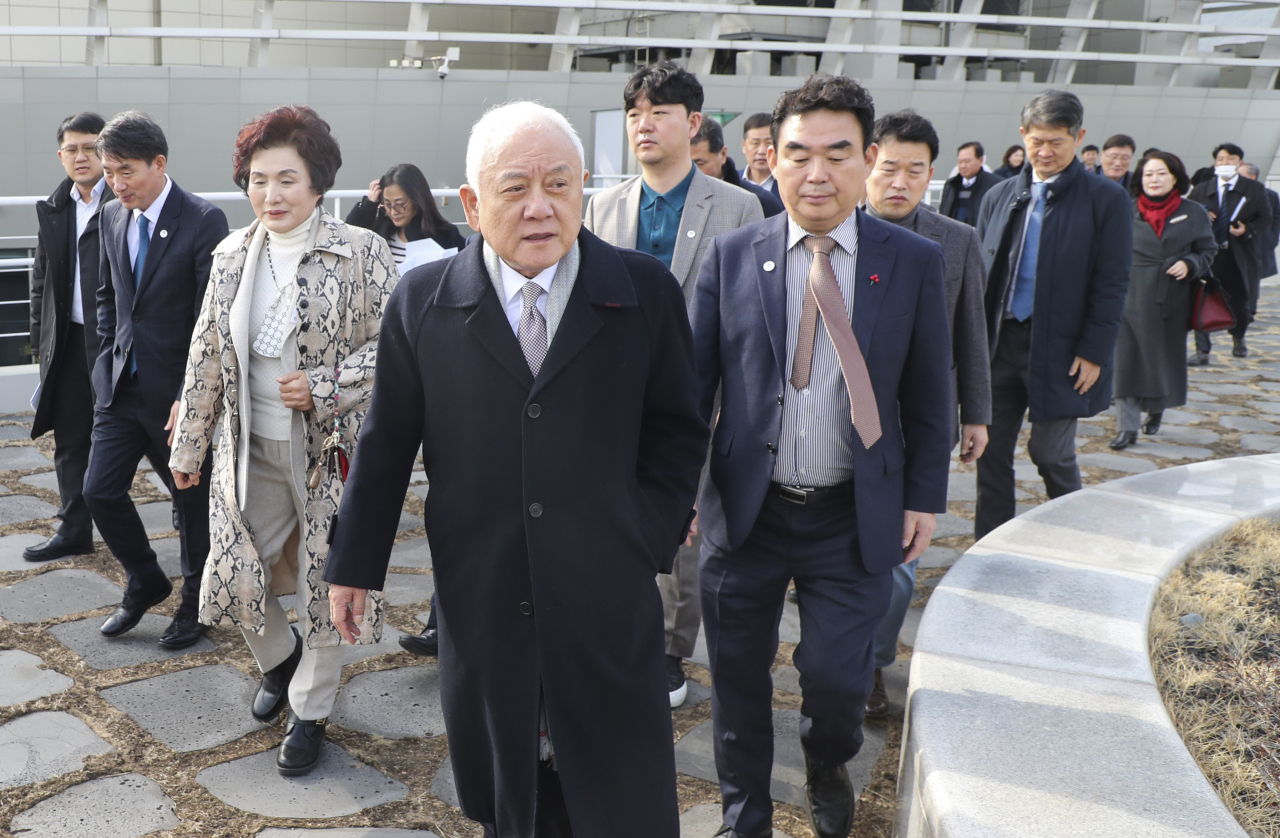 김한길 국민통합위원회 위원장과 위원 등 관계자들이 1일 부산시 동구 부산항 국제여객터미널 하늘공원을 방문해 ‘2030 부산세계박람회(엑스포)’ 예정 부지를 둘러보고 있다. [연합]