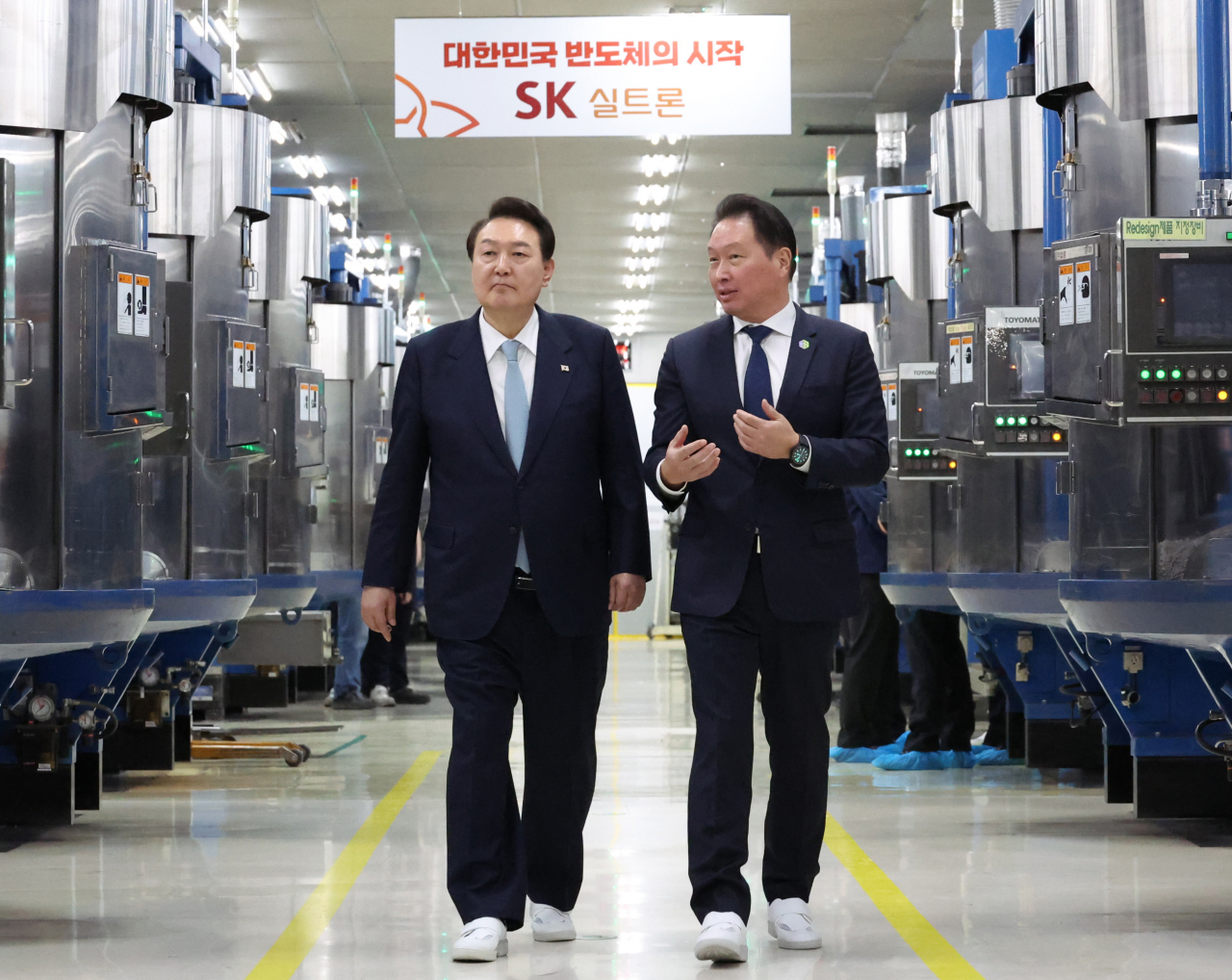윤석열 대통령이 1일 경상북도 구미시 SK 실트론을 방문, 최태원 SK그룹 회장과 실리콘 웨이퍼 생산시설을 시찰하고 있다. [연합]