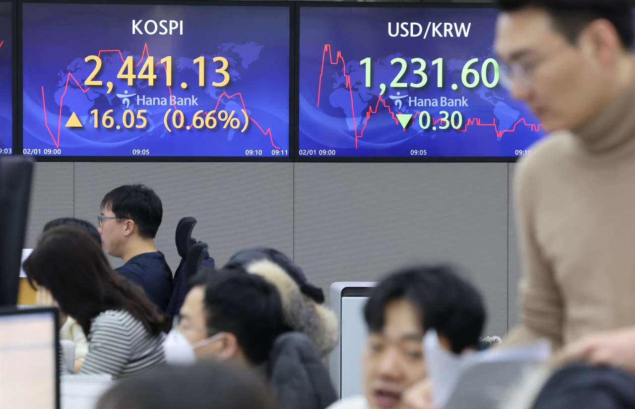 1일 서울 명동 하나은행 딜링룸에서 직원들이 업무를 보고 있다. 연합뉴스