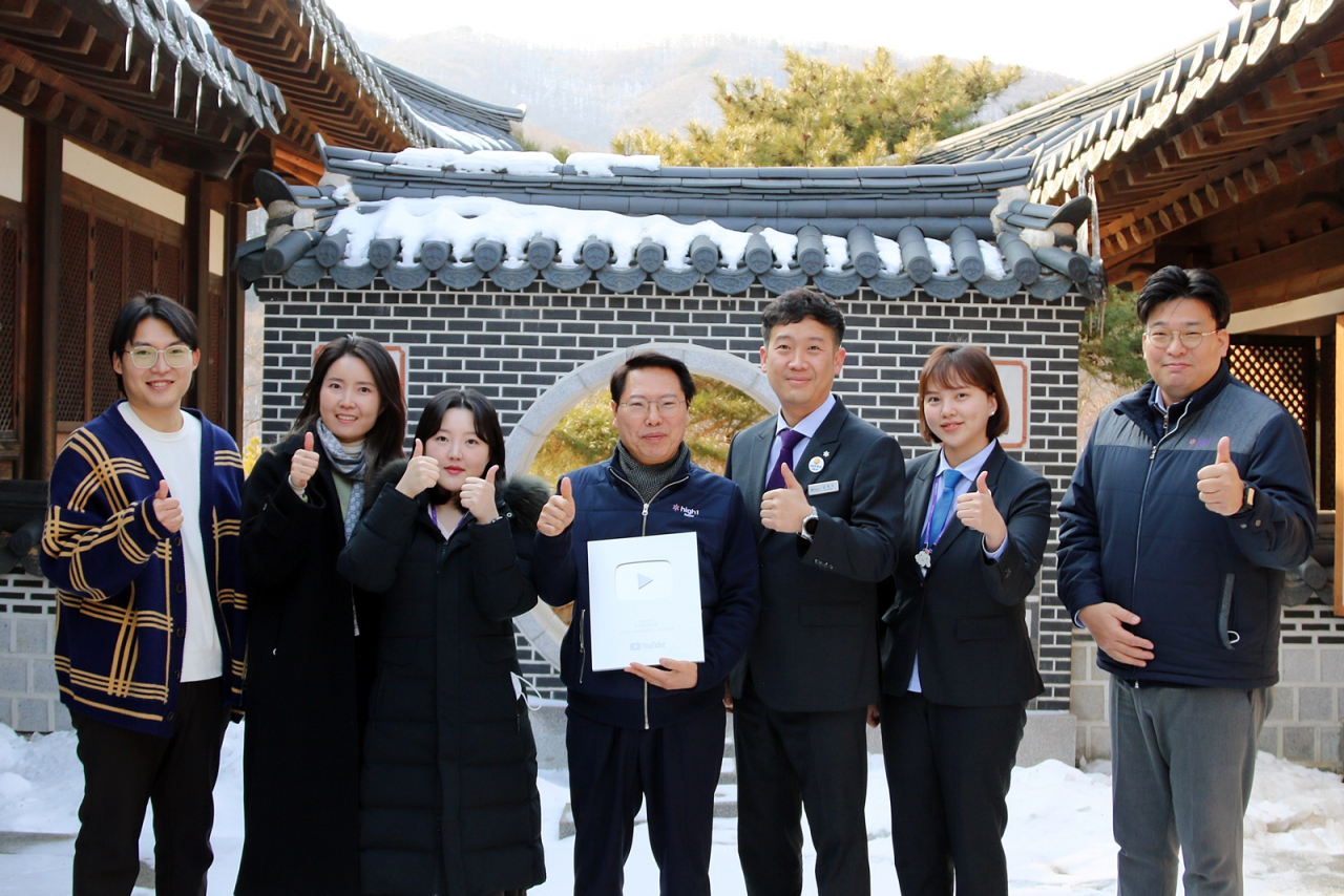 유튜브 실버버튼 전달 기념 촬영을 하는 이삼걸 대표와 직원들(왼쪽에서 네번째 이삼걸 대표, 일곱번째 선한진 브랜드홍보팀장)