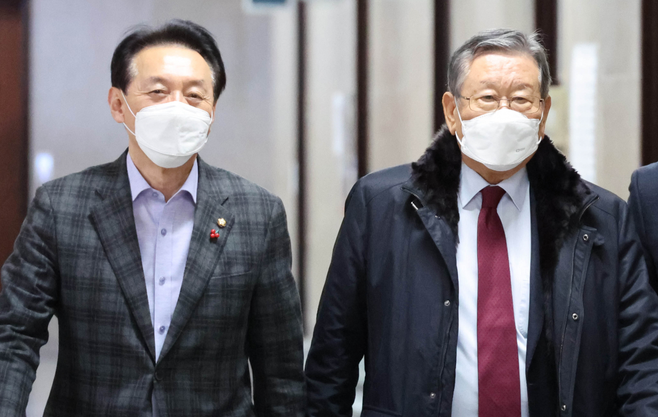 유흥수 국민의힘 선거관리위원장(오른쪽)과 선거관리부위이원장인 김석기 사무총장이 3일 국회에서 열린 전당대회 선관위원회 2차 회의에 참석하고 있다. [연합]