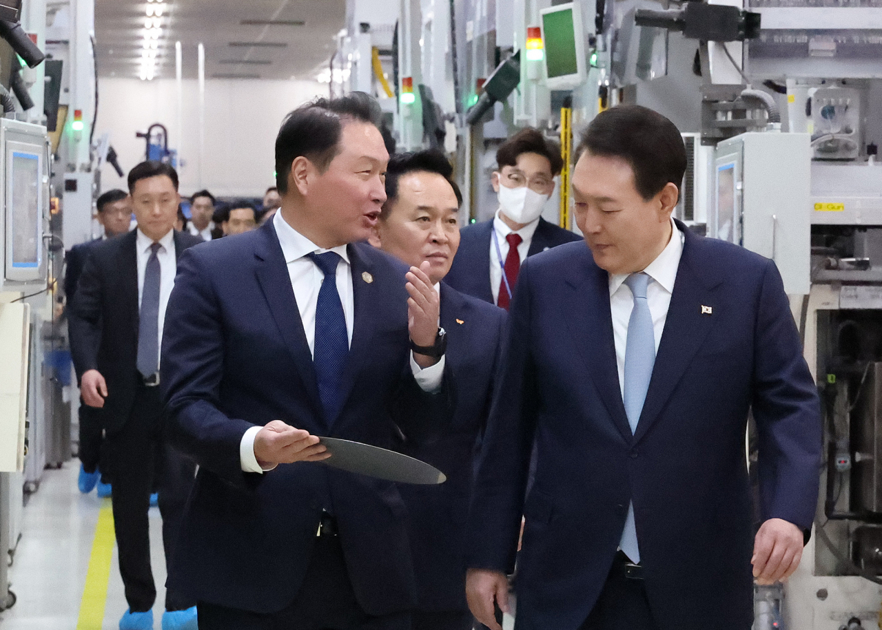 윤석열 대통령이 1일 경상북도 구미시 SK 실트론을 방문, 최태원 SK그룹 회장의 안내를 받으며 실리콘 웨이퍼 라인을 시찰하고 있다. [연합]