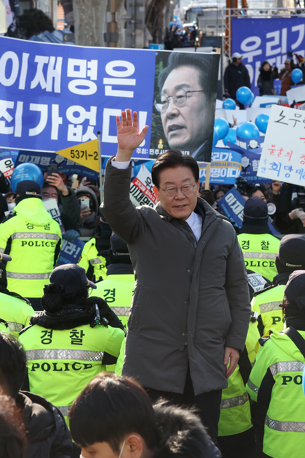 '위례·대장동 개발 의혹'과 관련해 검찰의 소환조사 통보를 받은 이재명 더불어민주당 대표가 지난달 28일 오전 서울 서초구 서울중앙지방검찰청에 출석하기 전 지지자에게 인사하고 있다. [연합]