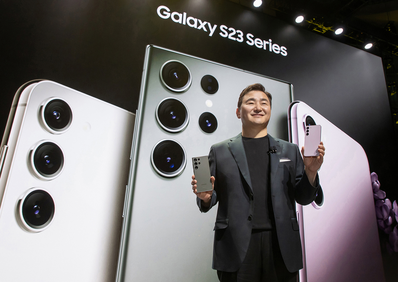 Samsung Electronics President Roh Tae-moon poses with the new Galaxy smartphone at the Masonic Auditorium in San Francisco. (Samsung Electronics)