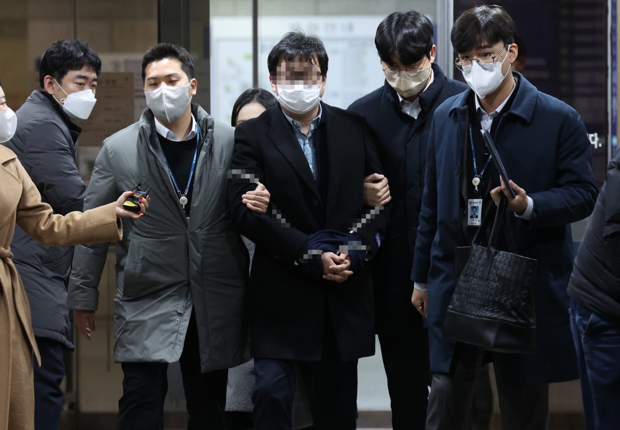숨진 빌라·오피스텔 임대업자 정모 씨 사건과 관련해 실제 집주인, 다시말해 '빌라왕'의 배후로 추정되는 신모씨가 지난 12일 서울중앙지법에서 열린 영장실질심사를 마치고 나서고 있다. [연합]