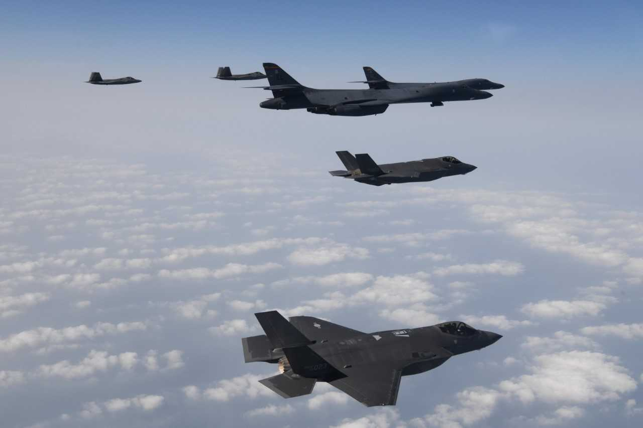 한미 공군이 1일 서해 상공에서 한국 공군 F-35A 전투기와 미측의 B-1B 전략폭격기 및 F-22·F-35B 전투기 등이 참여한 가운데 연합공중훈련을 시행했다. [국방부 제공]