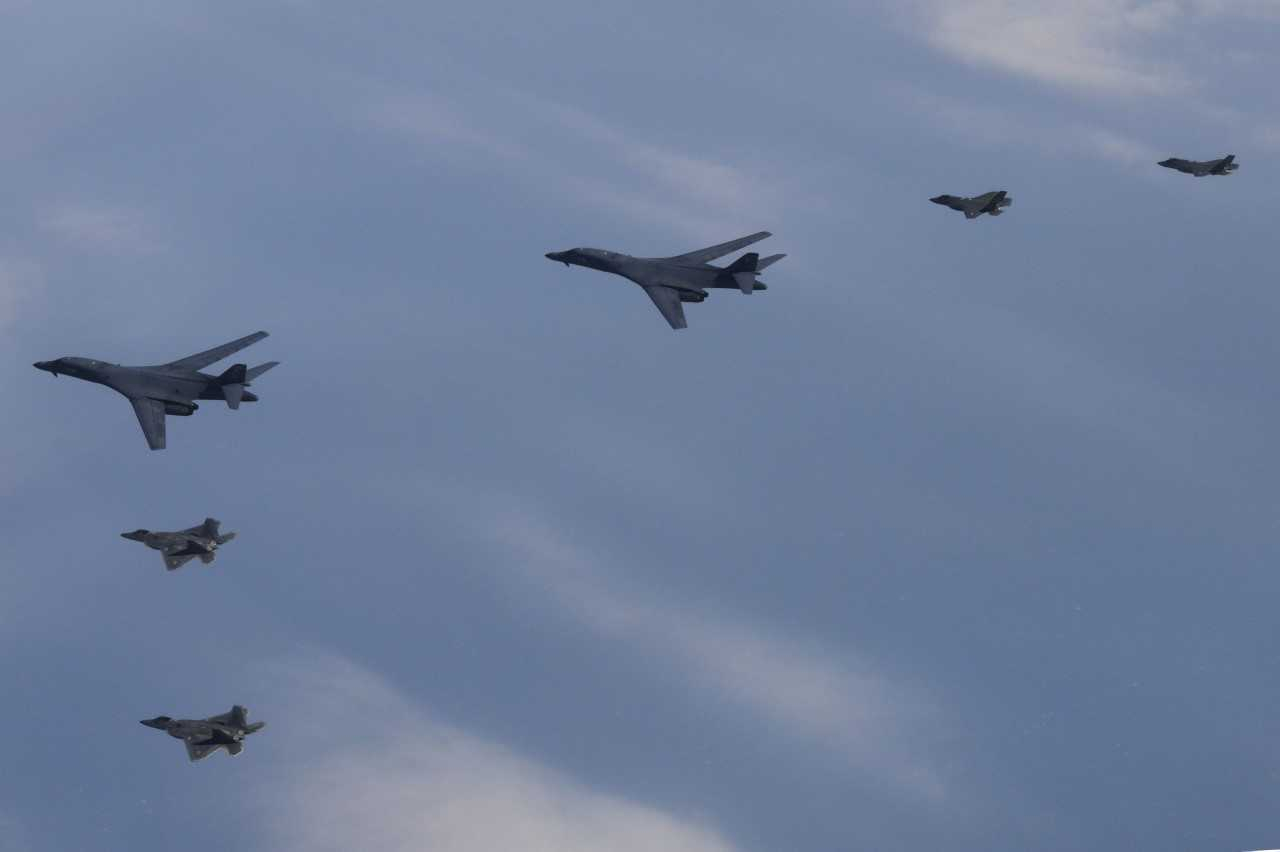 한미 공군이 1일 서해 상공에서 한국 공군 F-35A 전투기와 미측의 B-1B 전략폭격기 및 F-22·F-35B 전투기 등이 참여한 가운데 연합공중훈련을 시행했다. [국방부 제공]