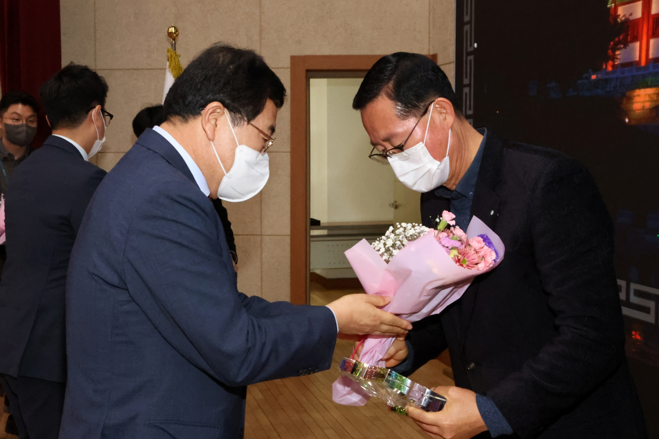 주낙영 경주시장이 최우식씨에게 표창장을 전달하고 있다.[경주시 제공]