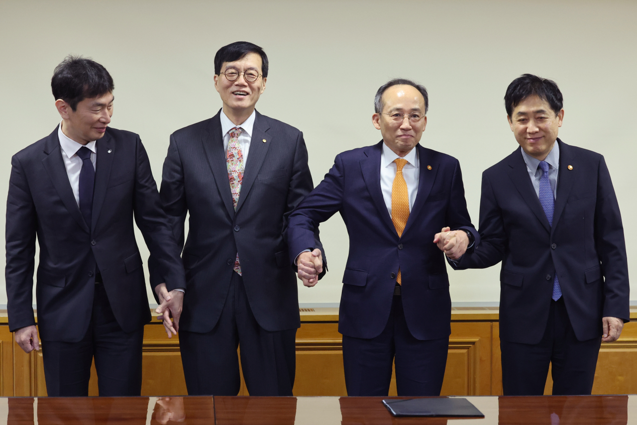 추경호 부총리 겸 기획재정부 장관(왼쪽 세번째), 이창용 한국은행 총재(왼쪽 두번째), 김주현 금융위원장(맨 오른쪽), 이복현 금융감독원장이 2일 오전 서울 중구 명동 은행회관에서 비상 거시경제금융 회의를 하기에 앞서 기념촬영하고 있다. [연합]