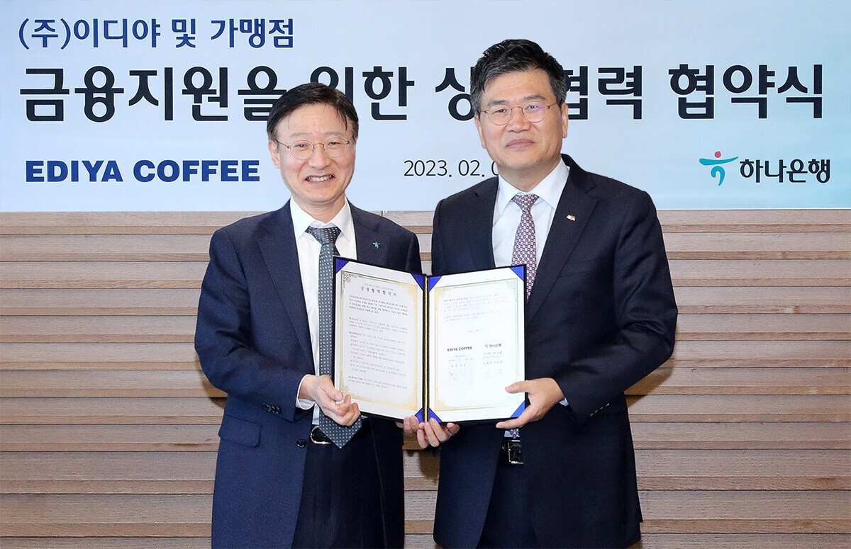 지난 1일 오후 서울 중구 을지로 하나은행 본점에서 진행된 업무협약식에서 이승열(왼쪽) 하나은행장과 문창기 이디야커피 회장이 기념 촬영을 하고 있다.