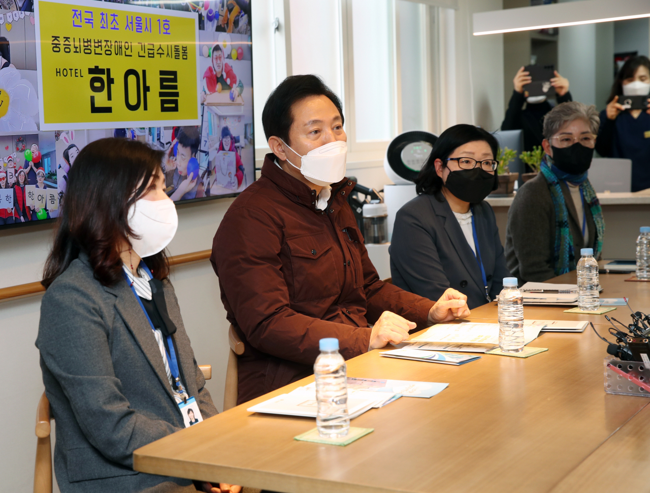 오세훈 서울시장이 1일 오후 서울 강동구 중증뇌병변장애인 긴급수시돌봄 한아름 단기거주시설을 방문해 장애인 부모들과 간담회를 하고 있다. [연합]