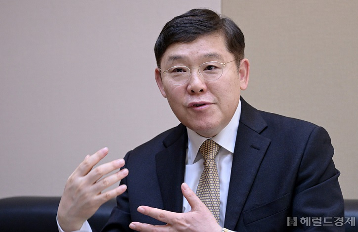 윤상흠 한국디자인진흥원(KIDP) 원장이 헤럴드경제와 인터뷰를 진행하고 있다. [이상섭 기자]