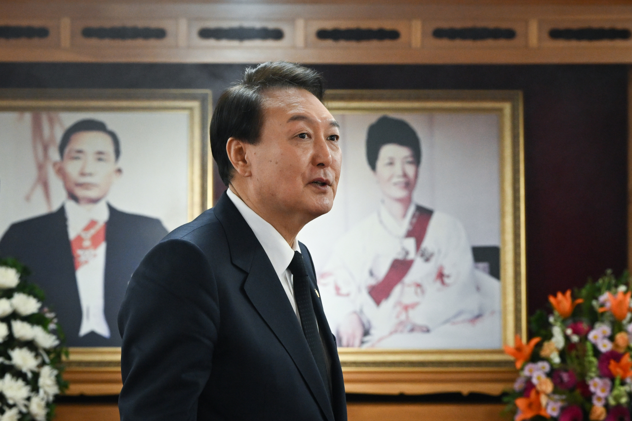윤석열 대통령이 1일 오후 경북 구미시 박정희 전 대통령 생가를 찾아 참배하고 있다. [연합]