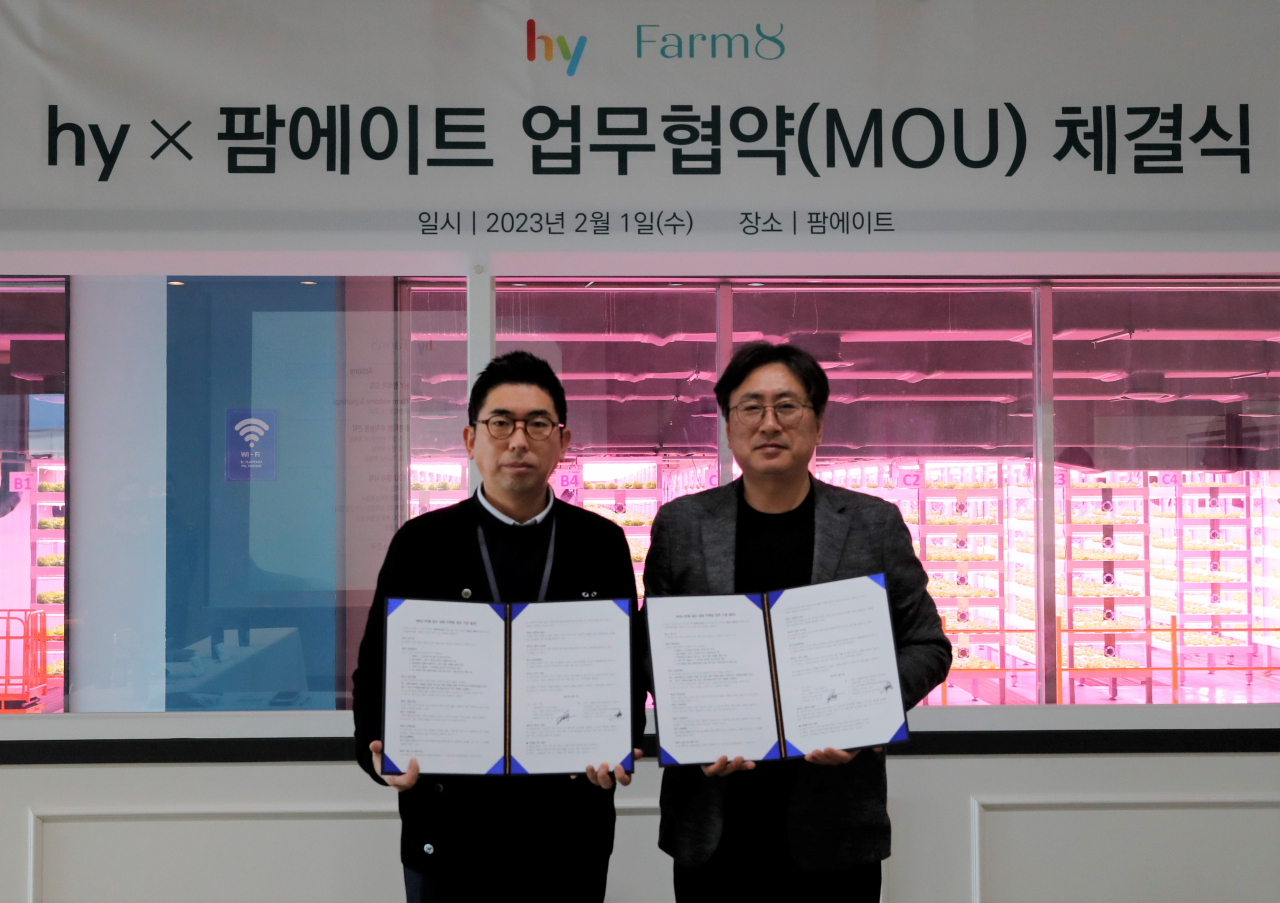 신승호(왼쪽) hy 멀티M&S부문장과 강대현 팜에이트 대표가 1일 경기 평택시 팜에이트 본사 스마트팜 앞에서 기념촬영을 하고 있다. [hy 제공]