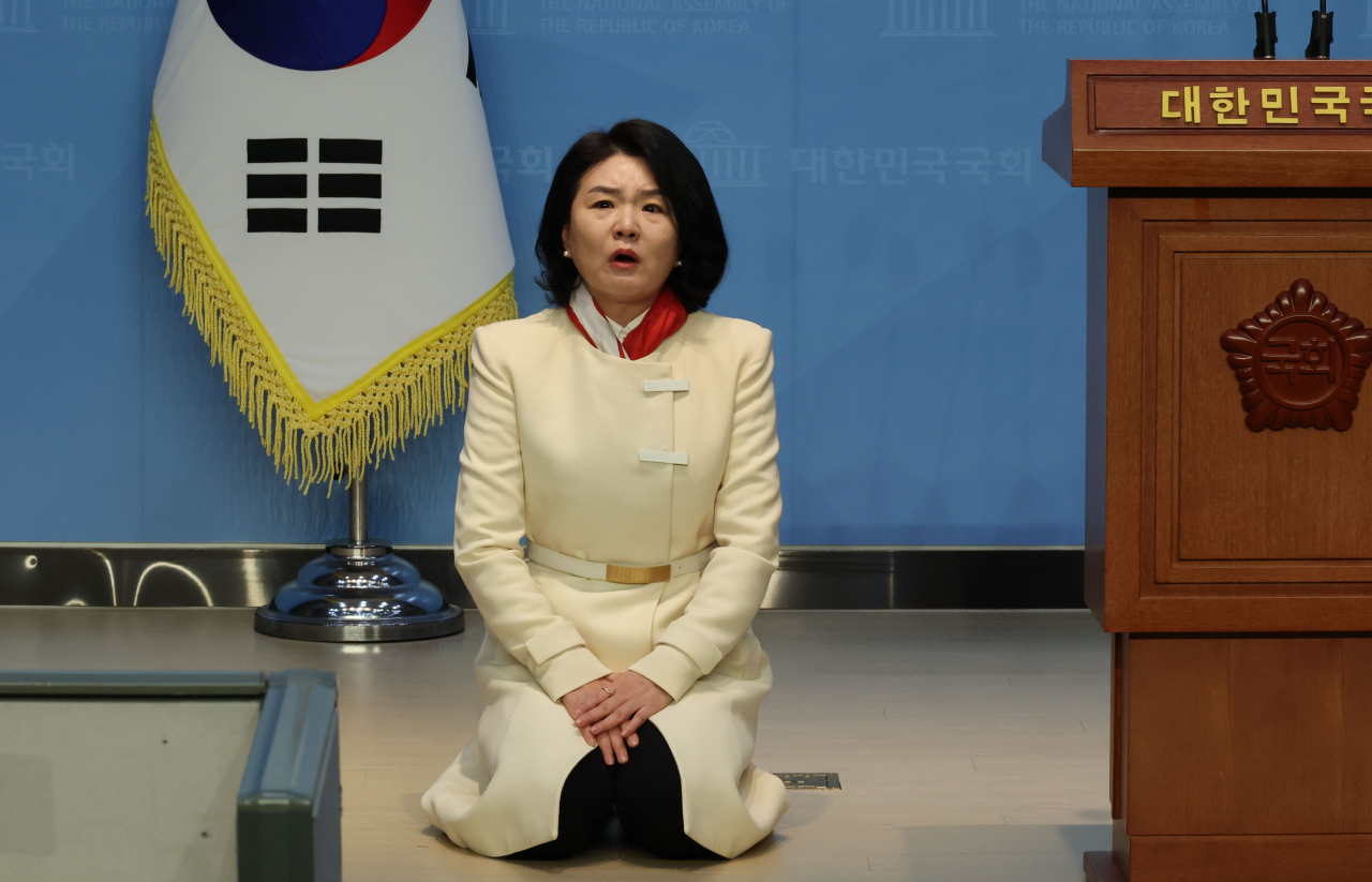 류여해 전 자유한국당 최고위원이 1일 오후 서울 여의도 국회 소통관에서 열린 국민의힘 최고위원 출마선언 기자회견에서 무릎 꿇고 지지를 호소하고 있다. [연합]