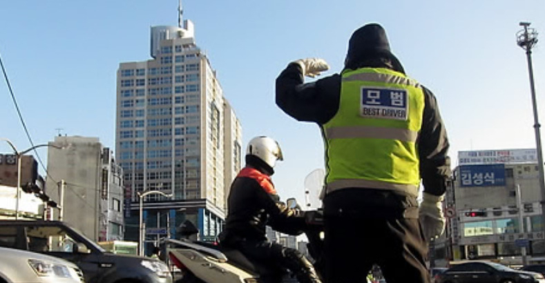 모범운전자가 정복을 입고 도로교통관리를 하고 있다(사진은 기사 내용과 무관함). [연합]