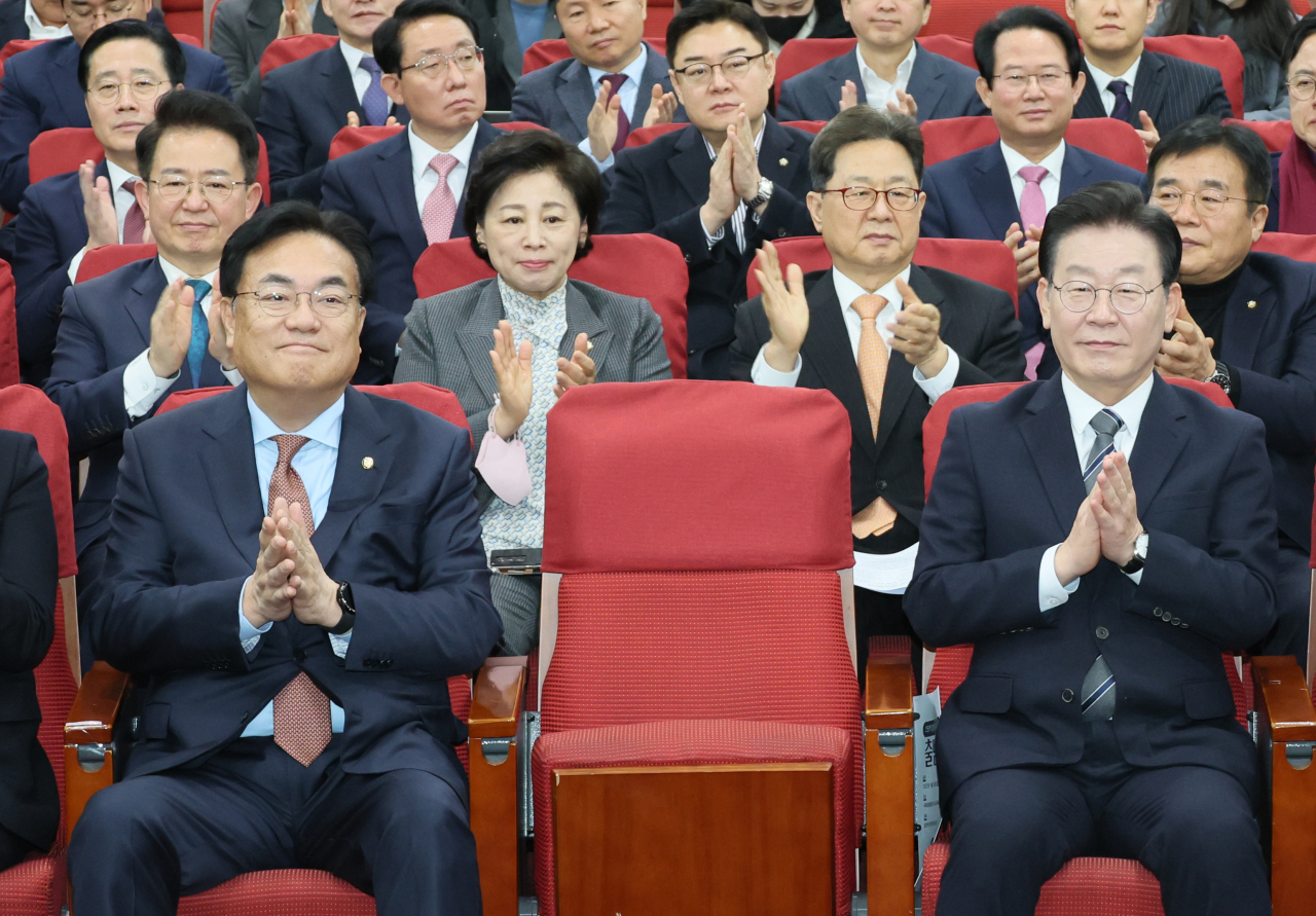 정진석 국민의힘 비상대책위원장과 이재명 더불어민주당 대표가 지난달 30일 오전 국회 의원회관에서 열린 초당적 정치개혁 의원모임 출범식에서 김진표 국회의장의 격려사를 들으며 박수치고 있다. [연합]