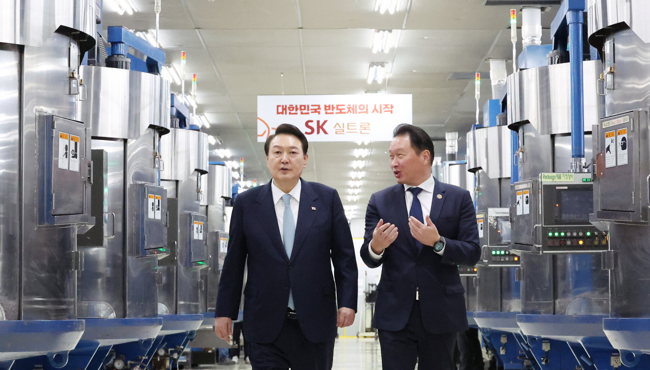 윤석열 대통령이 1일 경상북도 구미시 SK 실트론을 방문, 최태원 SK그룹 회장의 안내를 받으며 실리콘 웨이퍼 라인을 시찰하고 있다. [연합]