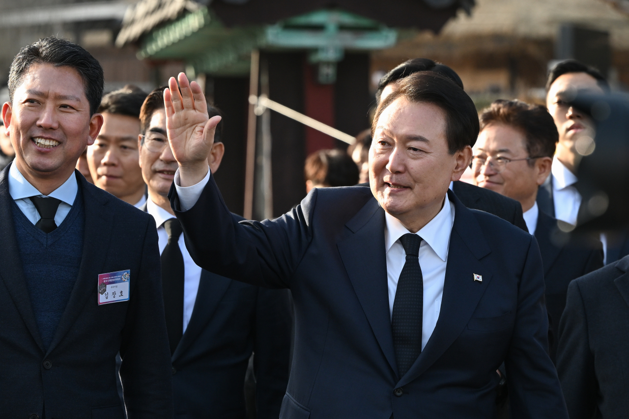 윤석열 대통령이 1일 오후 경북 구미시 박정희 전 대통령 생가를 방문, 시민들에게 인사하고 있다. [연합]