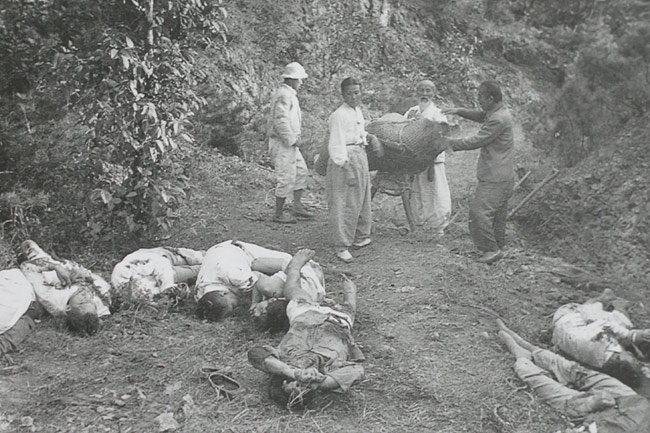 이승만 정권 때인 1948년 당시 여순사건 민간인 희생자 시신이 마구 버려지고 있다. [여수지역사회연구소 제공]