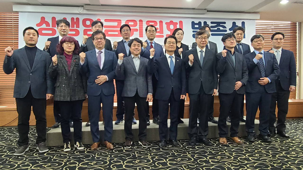 2일 오전 서울 중구 프레스센터에서 열린 상생임금위원회 발족식 및 첫 회의에서 공동위원장인 이재열 서울대 교수(왼쪽 여섯번째)와 이정식 고용노동부 장관(왼쪽 다섯번째)가 기념사진을 촬영하고 있다. [연합]