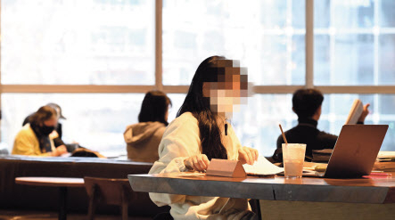 정부가 올겨울 난방비 폭탄 대책을 잇따라 발표했지만, 청년 세대들은 이에 대한 실질적 혜택을 받지 못하고 있다. 사진은 2일 서울 종로구의 한 커피숍에서 공부하는 카공족(카페에서 공부하는 사람들) 모습. 임세준 기자