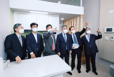 지난해 4월 21일 경상북도 구미시에 위치한 ‘삼성 희망디딤돌’ 경북센터에서 박학규 삼성전자 경영지원실 사장(오른쪽 두번째) 등 관계자들이 자립준비 청소년이 거주할 공간을 둘러보고 있다. [삼성전자 제공]