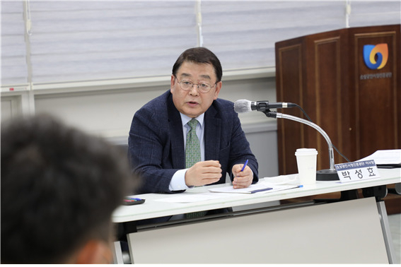 소상공인들과 만나 스마트상점 사업 간담회(1월 26일)를 진행하고 있는 박성효 소진공 이사장