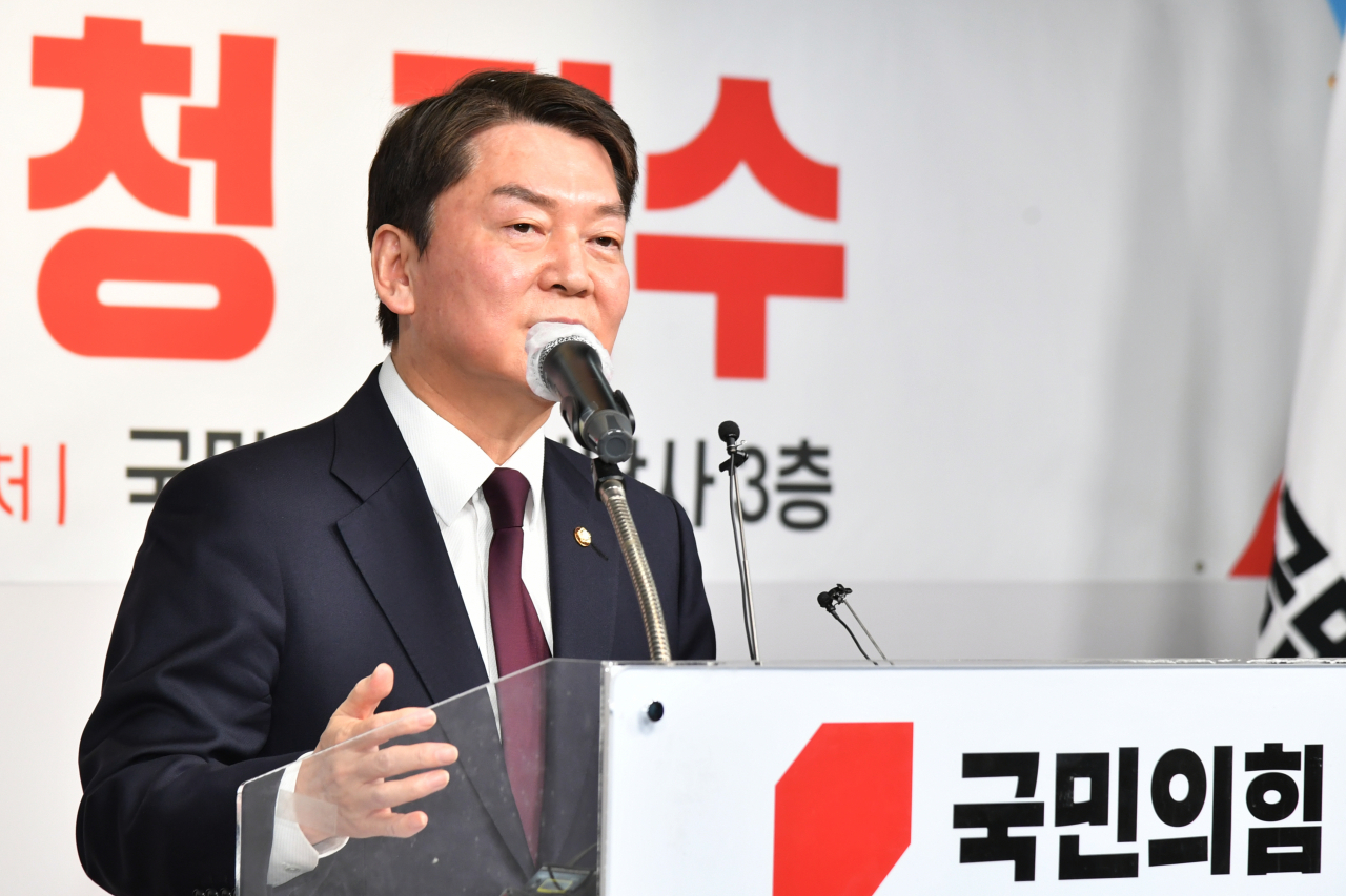 국민의힘 당권주자인 안철수 의원이 2일 오전 서울 여의도 중앙당사에서 당 대표 후보 등록을 마친 뒤 정견발표를 하고 있다. [연합]
