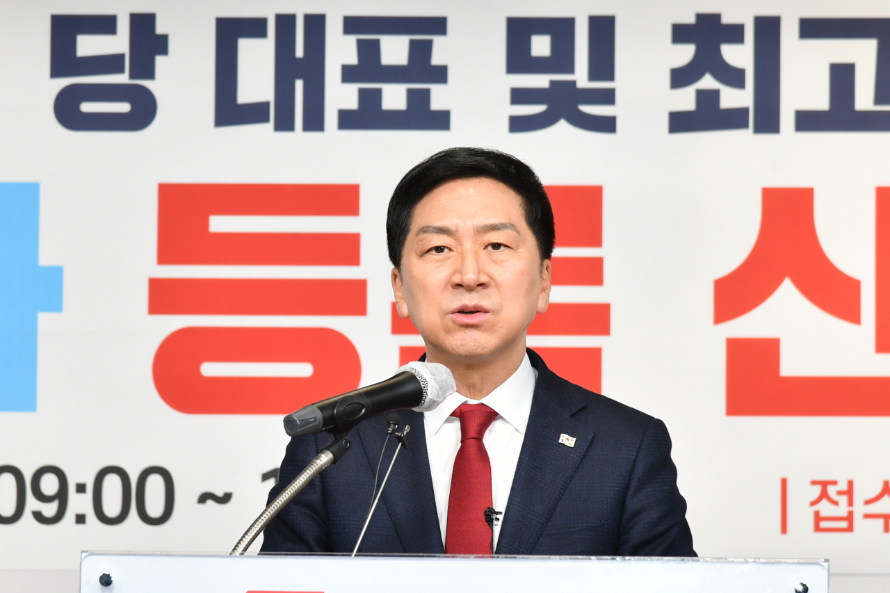 국민의힘 당권주자인 김기현 의원이 2일 오전 서울 여의도 중앙당사에서 당 대표 후보 등록을 마친 뒤 정견발표를 하고 있다. 연합뉴스