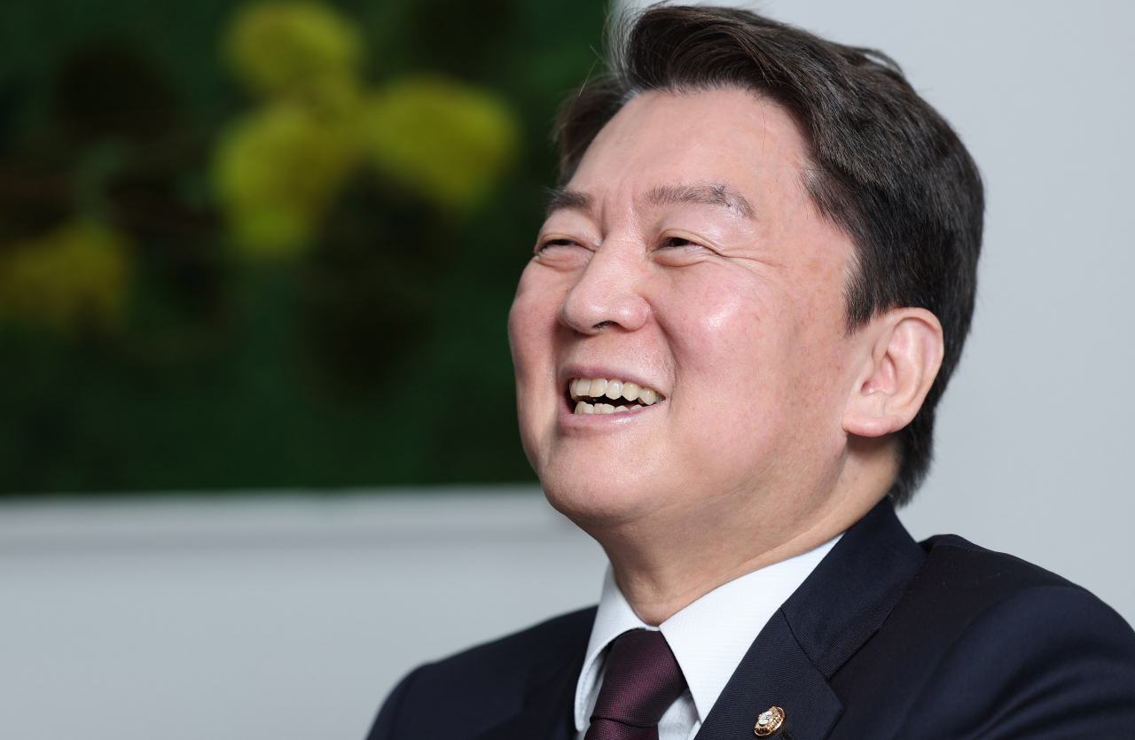 국민의힘 당권주자인 안철수 의원이 국회 의원회관에서 연합뉴스와 인터뷰를 하고 있다. [연합]