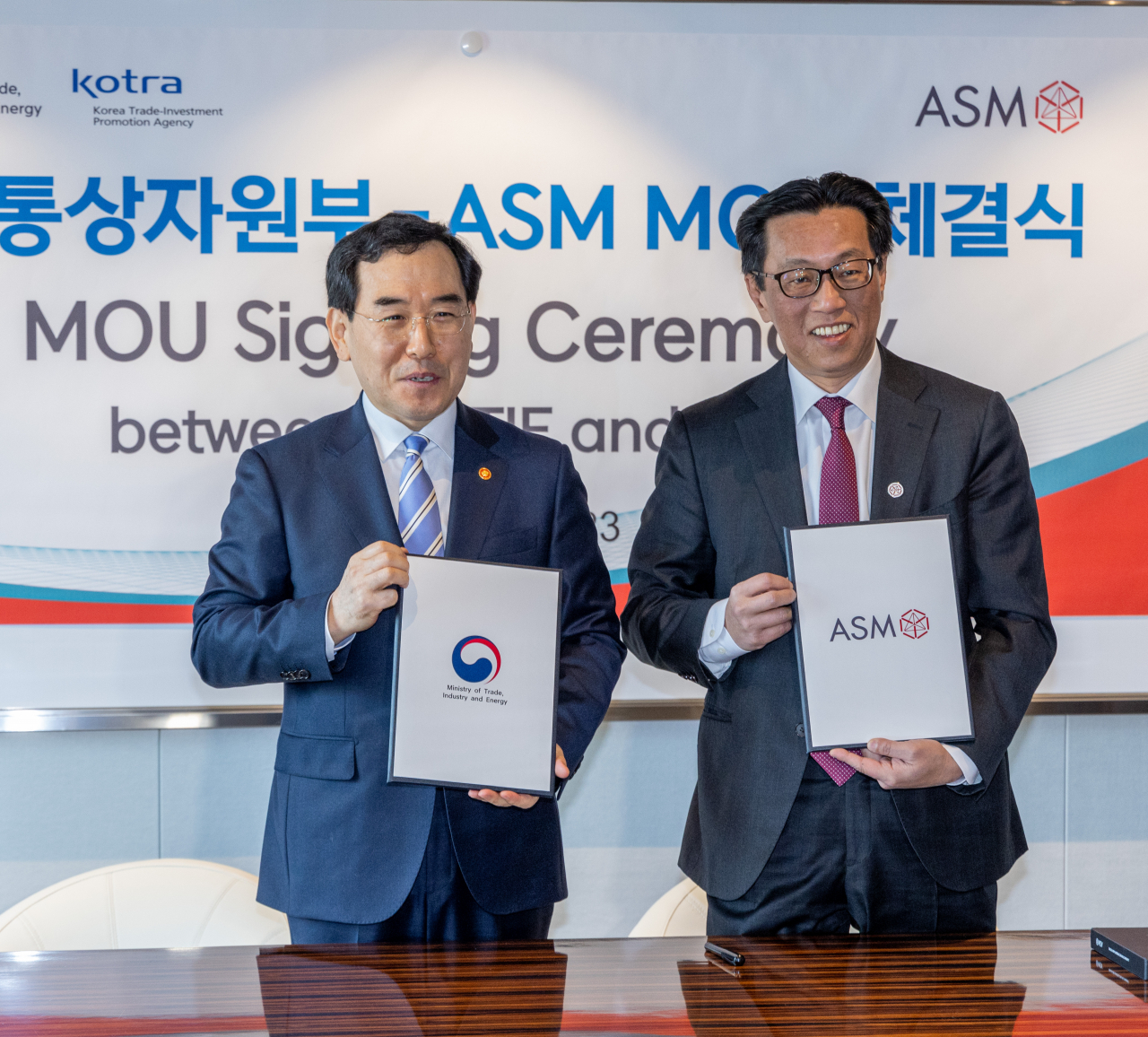 이창양 산업통상자원부 장관(왼쪽)과 글로벌 반도체 장비 기업 ASM의 벤자민 로(Benjamin Loh) CEO가 2일 오전 서울 중구 플라자호텔에서 양해각서에 서명한 후 기념촬영을 하고 있다.[연합]