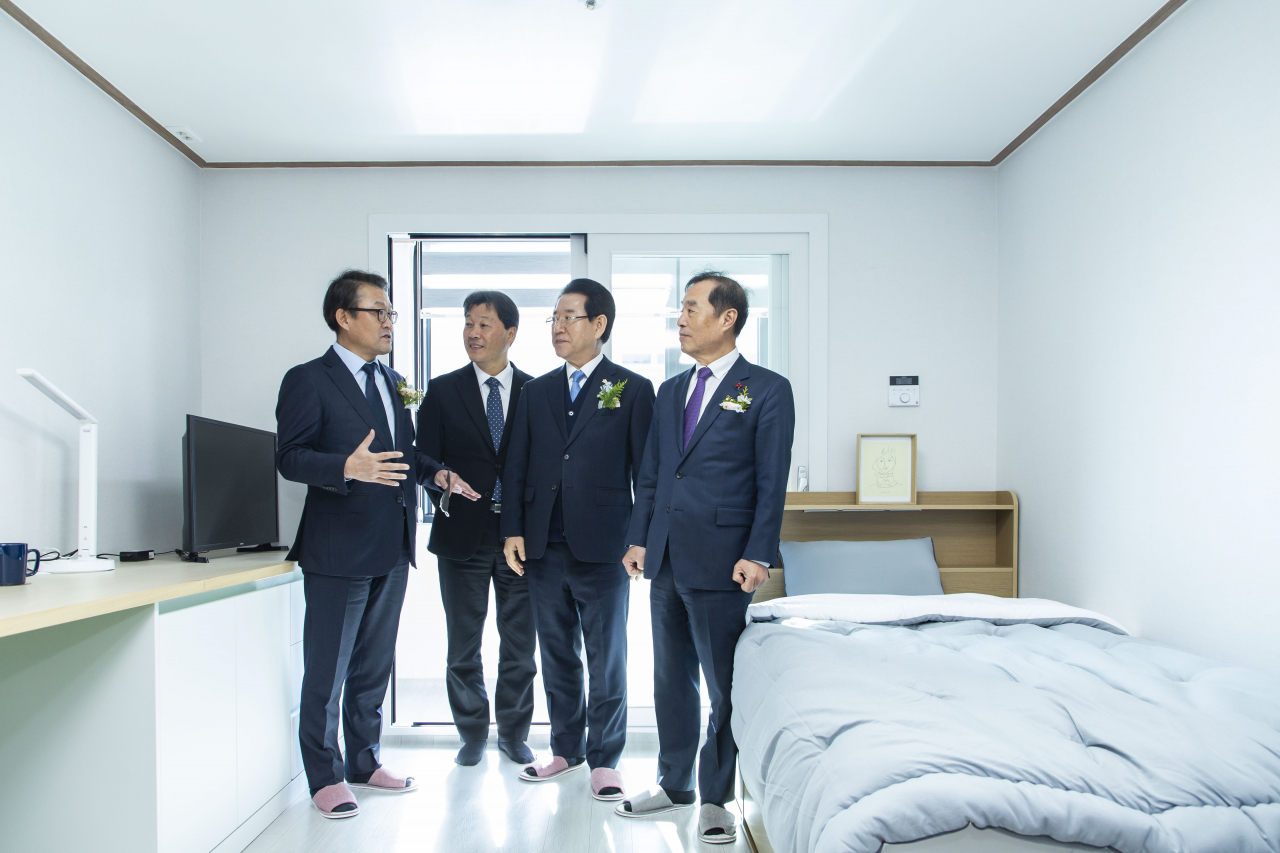 2일 전라남도 순천시에서 열린 '삼성희망디딤돌' 전남센터 개소식에 참석한 관계자들이 자립준비 청년들이 거주할 공간을 둘러보고 있다.사진은 박승희(왼쪽부터) 삼성전자 CR 담당 사장, 서동욱 전라남도의회 의장, 김영록 전라남도 도지사, 김병준 사랑의열매 사회복지공동모금회 회장. [삼성전자 제공]
