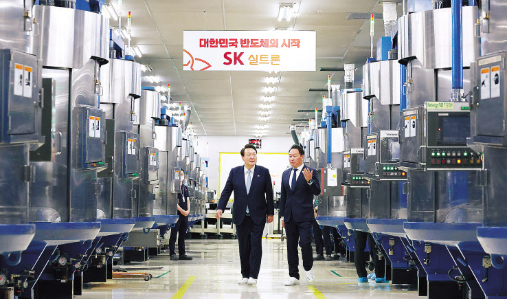 윤석열 대통령이 1일 경상북도 구미시 SK실트론을 방문, 최태원 SK그룹 회장의 안내를 받으며 실리콘 웨이퍼 라인을 시찰하고 있다. [연합]