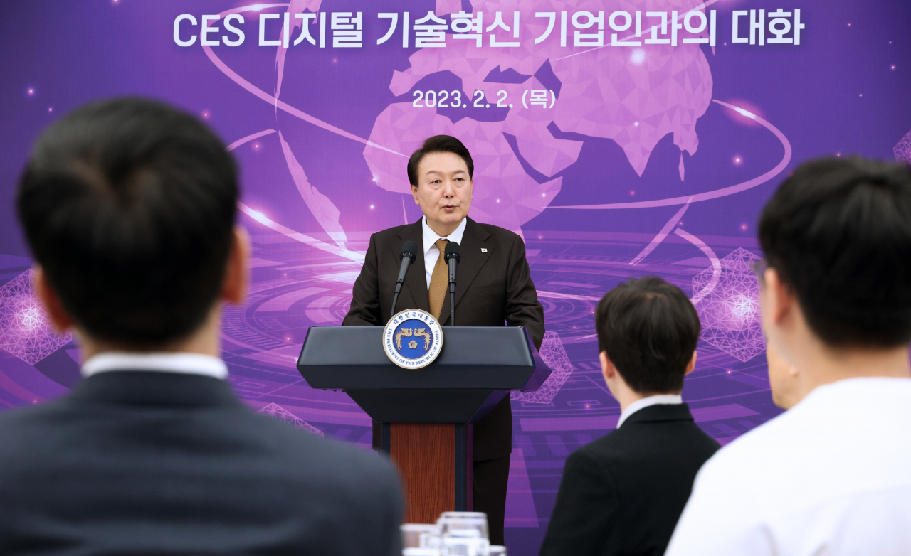 윤석열 대통령이 2일 서울 용산 대통령실 청사에서 열린 국제전자제품박람회(CES) 디지털 기술혁신 기업인과의 오찬 간담회에서 발언하고 있다. [연합]