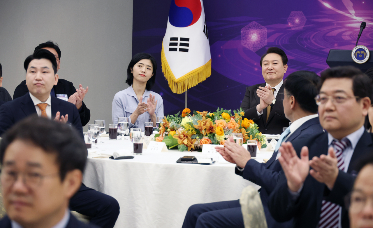 윤석열 대통령이 2일 서울 용산 대통령실 청사에서 열린 국제전자제품박람회(CES) 디지털 기술혁신 기업인과의 오찬 간담회에 참석, 영상물을 시청한 뒤 박수치고 있다. [연합]
