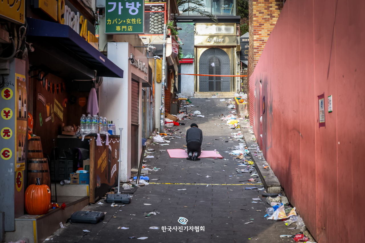 〈대상 '희생자들을 위한 골목 제사'〉 이태원 참사 현장 골목에서 오랜 시간 장사를 해온 한 상인이 서울 용산구 이태원 사고 현장에서 희생자들을 위한 제사를 지내고 있다. 〈박동욱 기자 / 디지털타임스 / 한국사진기자협회〉