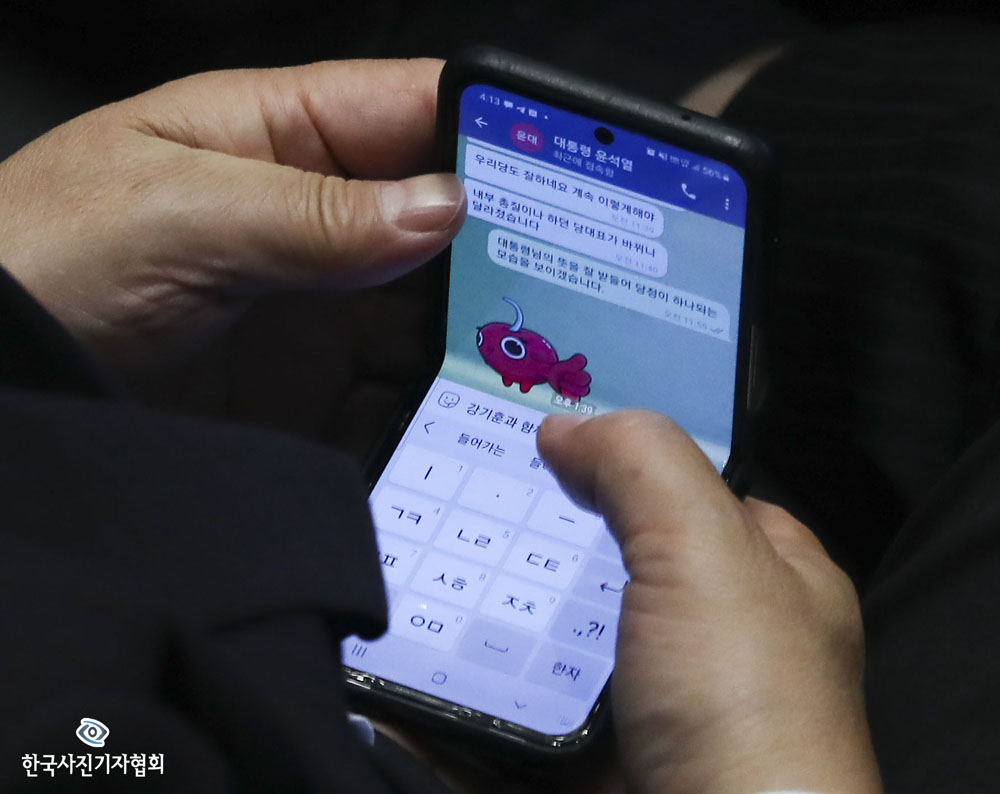 〈우수상 - 尹 "내부총질이나 하던 당 대표 바뀌니 달라져"〉 국회 본회의장에서 열린 제 398회 임시회 6차 본회의 대정부 질문 도중 권성동 국민의힘 원내대표가 문자대화를 하고 있다 문자 내용은 윤석열 대통령이 국민의힘 이준석 대표에 대해 “내부 총질이나 하던 당 대표”라는 표현의 글에 . 권 원내대표는 “대통령님의 뜻을 잘 받들어 당정이 하나되는 모습을 보이겠습니다”라고 답한 것으로 그동안 공개적으로 이 대표에 대한 평가를 내놓지 않았던 윤 대통령이 불편한 심기를 그대로 드러낸 장면이 포착되면서 논란이 예상된다. 〈원대연 기자 / 동아일보 / 한국사진기자협회〉
