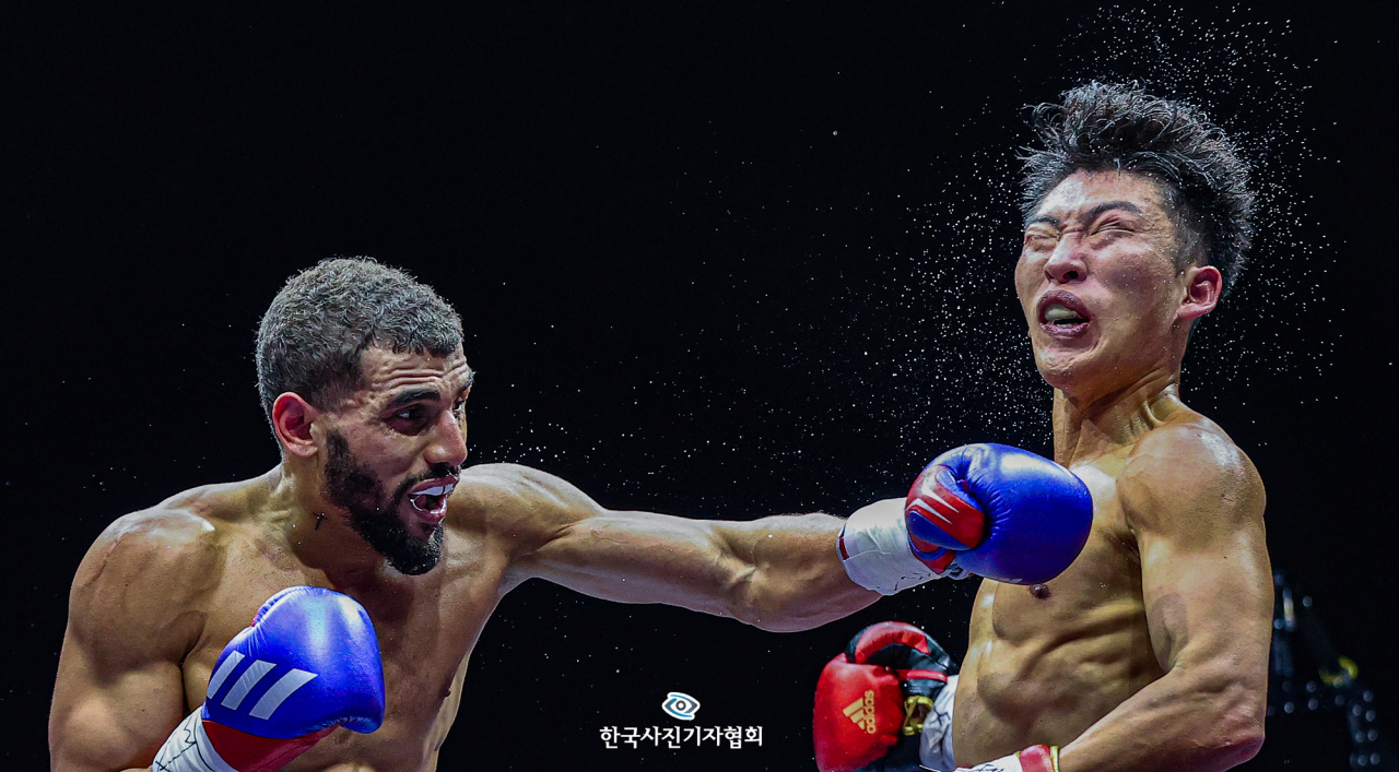 〈우수상 - 마우리스 리의 안면 강타!〉 경기도 고양시 일산 킨텍스에서 필리핀 복싱 영웅 파퀴아오와 한국 출신 무술가 유대경의 스페셜 매치에 앞서 열린 경기에서 김신용과 마우리스 리(미국)가 경기를 펼치고 있다.〈신현우 기자/ 연합뉴스/ 한국사진기자협회〉