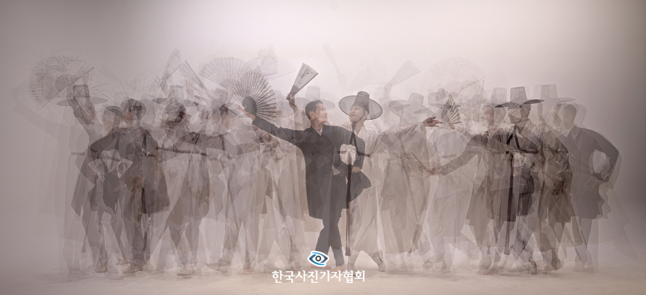 〈우수상 - MZ세대 X 조선선비의 콜라보 '한량무'〉 공연을 앞두고 있는 국립무용단 황태인 Hwang Tae-in (1988년생)의 얼굴에는 자신감이 넘친다. 직접 한량무를 재해석한 ‘산수놀음’ 공연을 준비중이다. 한량무는 남성의 대표적인 전통춤이라 할 수 있다. 풍류를 알고 의기 있는 호협(豪俠)한 사나이의 별명인 한량들의 노는 모습을 춤으로 형상화 한 것이다. 도포에 갓을 쓰고 부채를 들고 추며 대부분 남성 1인무(홀춤)으로 공연한다. 그가 이번 공연 〈홀춤Ⅲ: 홀춤과 겹춤〉에서 선보일 '산수놀음'은 한량무를 바탕으로 2인무(겹춤)로 창작한 작품이다. 안무는 풍류를 즐기는 옛 선비들을 생각하며 우리 세대에서 풍류를 즐기는 모습은 어떤 모습일까에서 출발한 작품이다. 한량무의 특성은 그대로 반영하되 최대한 솔직하게 놀아보자는 생각으로 안무를 구성했다. 무용수가 재밌어야 관객이 즐거울 것 같아 무대에 서는 우리가 즐길 수 있는 춤을 만들었다. 의상은 분홍색과 민트색의 밝은 색상을 사용해 청춘을 표현하고 소품은 젊음을 상징하는 소재로 꽃부채를 활용해 청년의 싱그러움을 드러내고자 했다. 일반적으로 전통이라 하면 어렵게 느껴지기도 한다. 어렵고 멀게만 느껴지는 전통춤을 관객들이 좀 더 흥미를 갖고 즐길 수 있을까를 고민하며 안무적으로 다양한 방법을 시도하고 있다. 앞으로도 관객에게 전통춤을 더 알리고 친숙하게 다가가는 무용수가 되고 싶다고 자신의 꿈을 밝혔다. 〈박해묵 기자 / 헤럴드경제-코리아헤럴드 / 한국사진기자협회〉