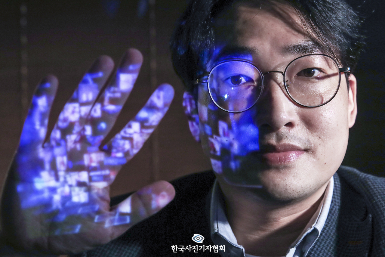 〈가작 - 악의 마음을 파헤친다&hellip; 법영상 분석가 황민구〉 황민구(40) 법영상분석연구소장은 사진과 영상으로 범죄를 파헤친다. 대학에서 건축을 전공하다 이미지가 가진 정보 분석에 매력을 느껴 법영상 분석전문가의 길로 들어선 황 소장은 수사기관 등과 공조해 현재까지 약 1000여건의 사건 영상을 분석했다. 그는 “법의학이 의학적 상황을 과학적으로 밝혀내는 것이라면, 법영상 분석은 이미지를 해부하듯이 분석해 증거를 증거답게 만드는 것입니다.”라며 법영상 분석가의 역할을 정의했다 〈장진영 기자/ 중앙일보/ 한국사진기자협회〉