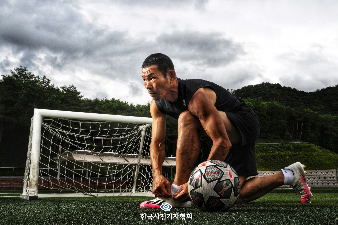 〈보도사진가협회가 선정한 올해의 사진상 - 축구감독 손웅정, ‘겸손은 나의 힘’〉 손웅정 SON축구아카데미 감독이 유소년 선수 수업에 앞서 축구화 끈을 묶고 있다. 제2의 손흥민을 꿈꾸는 유소년 선수들에게 항상 겸손함, 성실함, 기본기를 강조하고 어떤 훈련이든 선수들과 함께 하는 손 감독의 솔선수범 리더십이 주목받고 있다. 손흥민 선수의 변함없는 겸손함은 세계적으로도 화제인데, 이 겸손함은 아버지에게서 배운 것이다. 손 감독이 유소년 선수를 지도하는 것 외에 개인적으로 하는 일은 운동, 축구, 청소, 책 읽기가 전부다. 손 감독의 인생 철학 중 겸손함 외에 추구하는 또 다른 핵심은 무소유와 자기 행복을 실천하는 삶 이다. 손흥민 선수와 독일, 영국 거주 시절 손 감독의 짐은 여행용 가방 하나에 전부 담기는 운동복 몇벌과 책 몇권이 전부였다. 〈최원석 기자 / 코리아타임스 / 한국사진기자협회〉
